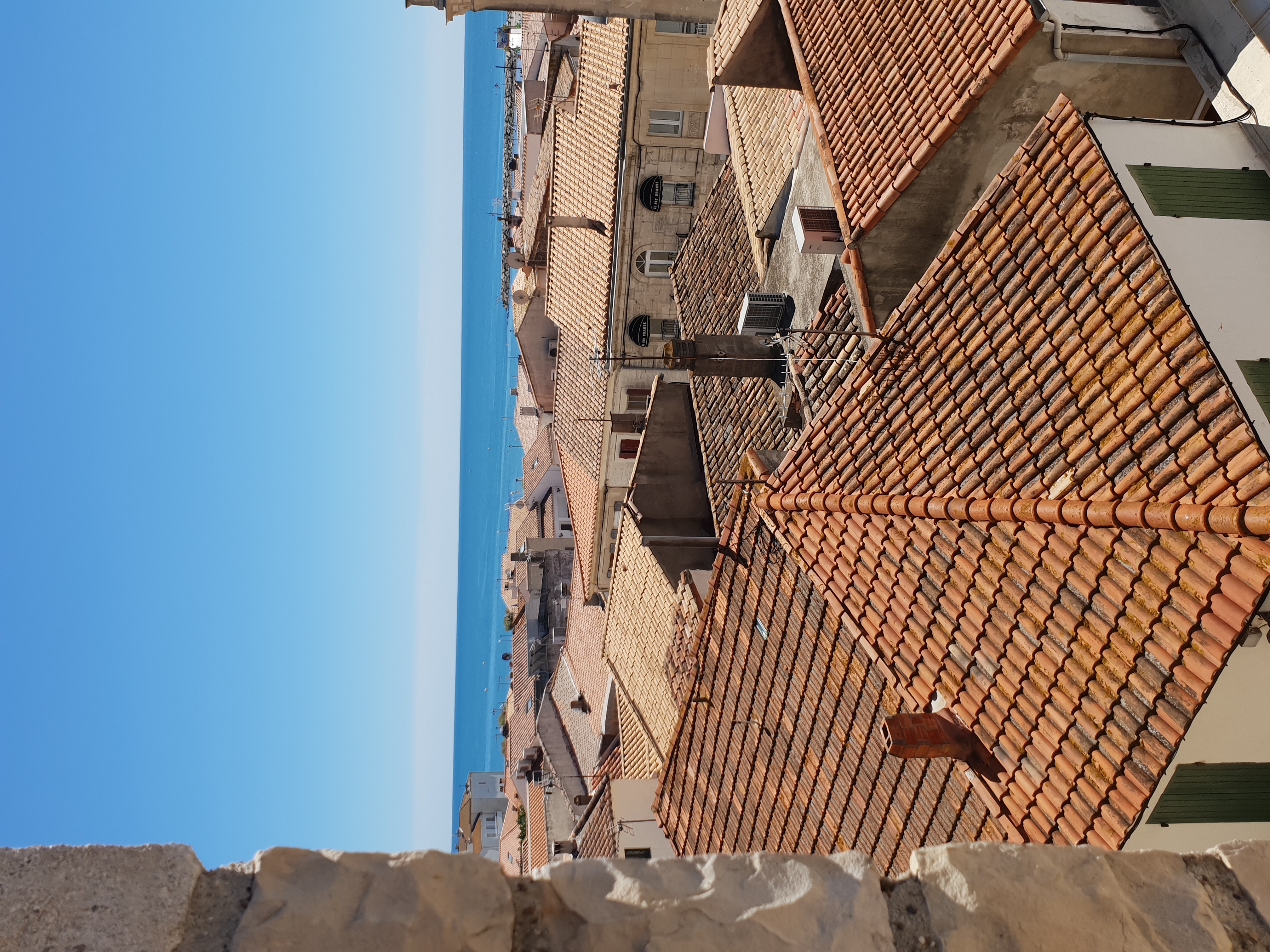 vue du dessus de la mer depuis l'eglise des Saintes-Maries de la Mer, en Camargue, en France