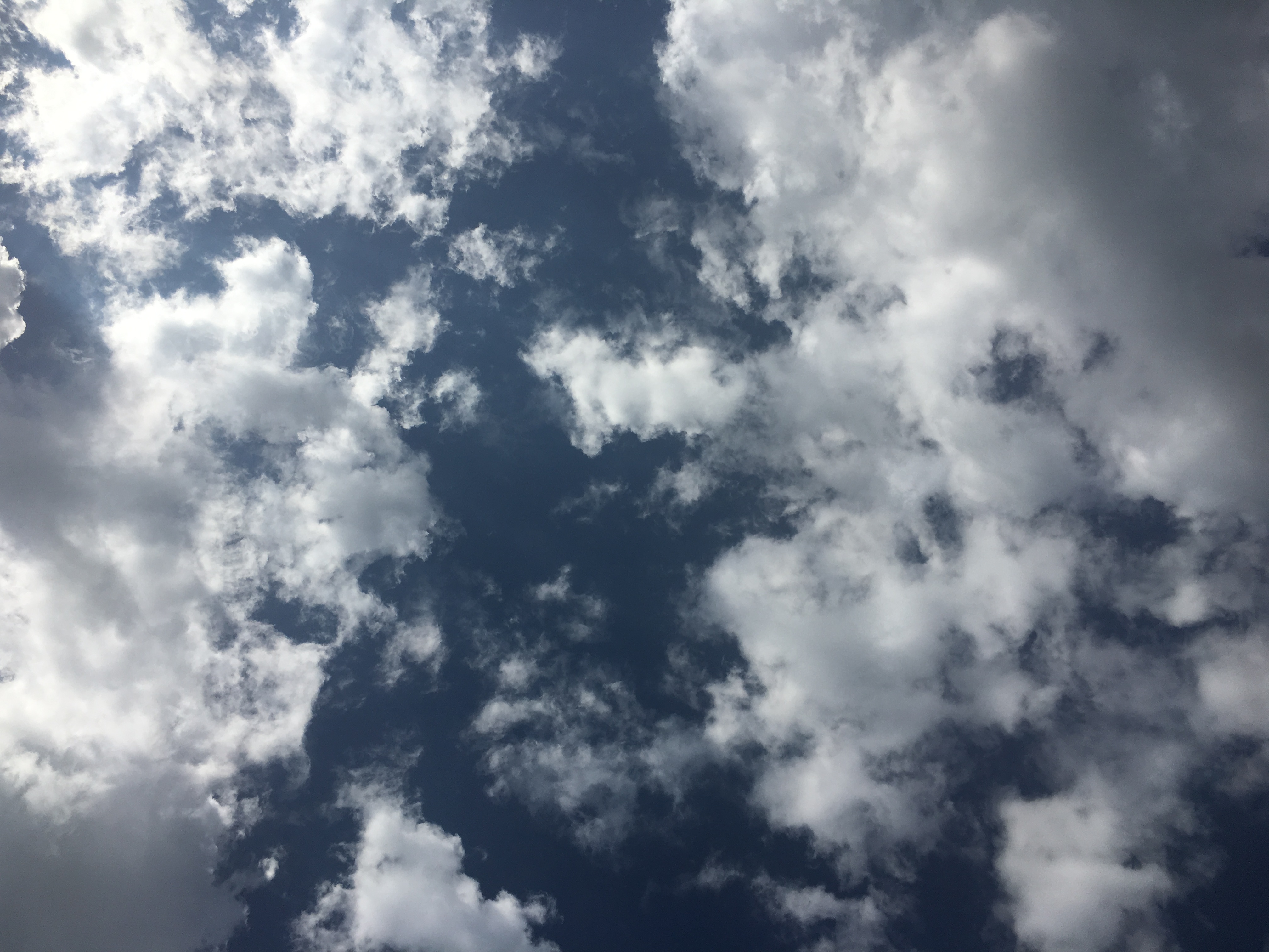  ciel bleu rempli de nuage en Suisse